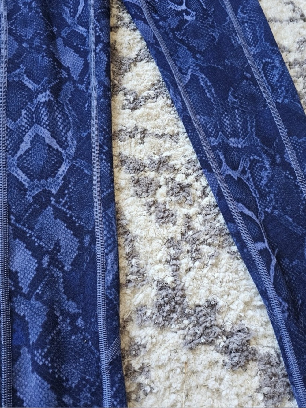Victoria’s Secret Flow On Point Blue Snakeskin Leggings High Rise with Pockets - Picture 4 of 4